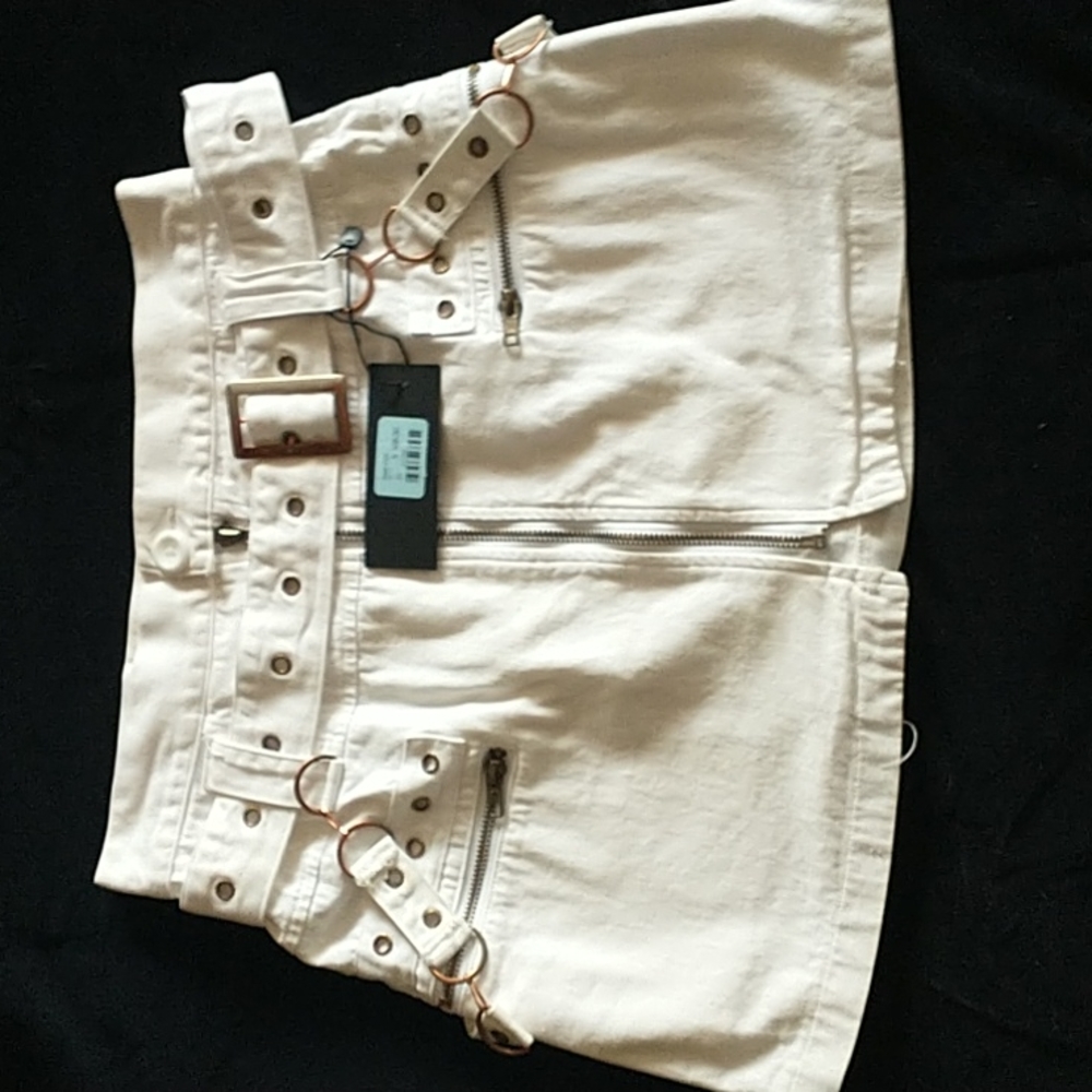 White denim mini skirt with belt
